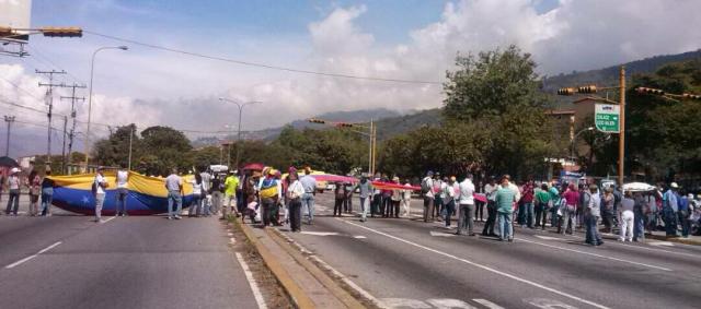 Manifestantes realizan trancazo en la avenida Las Américas en Mérida / Foto: @Leoperiodista
