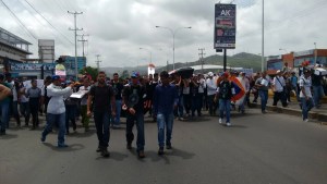 Estudiantes de Anzoátegui realizan la marcha de las urnas