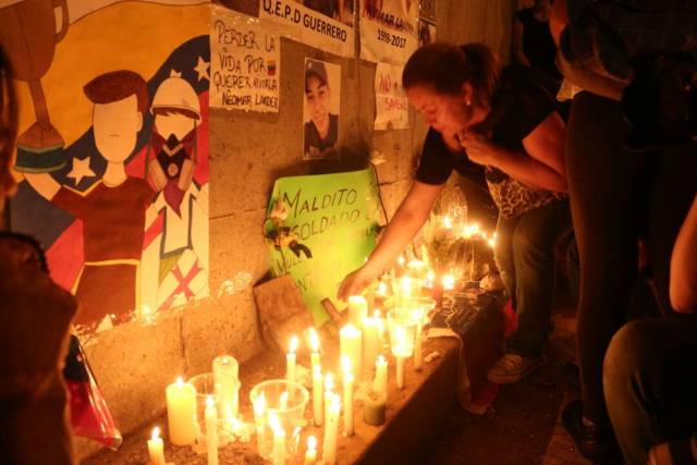Caraqueños realizaron vigilia en honor a Neomar Lander. Foto: Will Jiménez. 