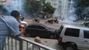 Lanzan bombas lacrimógenas a manifestantes en la avenida Victoria #3Jun