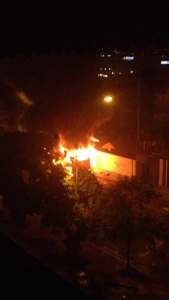 Corrección: No es la tienda de artesanías, es otro autobús quemado en Altamira