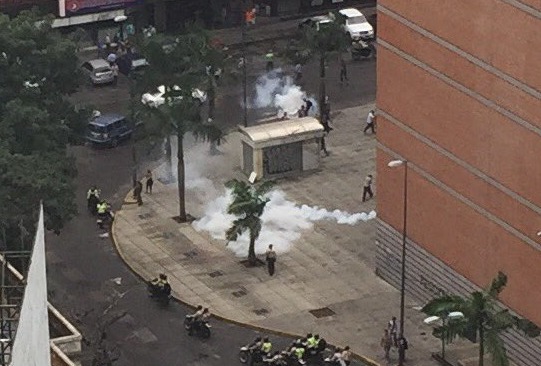 PNB lanza bombas lacrimógenas en La Candelaria #7Jun / Foto @CanelonDelvalle