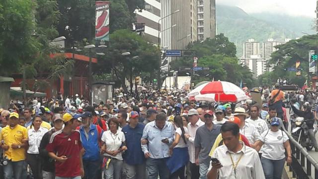 Oposición marcha desde Plaza Altamira al CNE este #7Jun / Foto Eduardo Ríos -LaPatilla.com