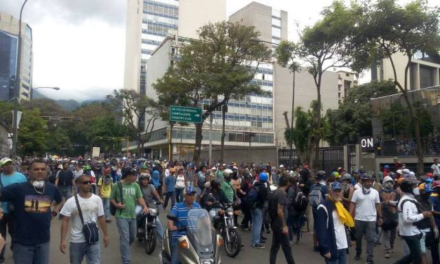 Manifestantes bajan por Chacaíto rumbo al CNE / Foto Régulo Gómez -LaPatilla.com
