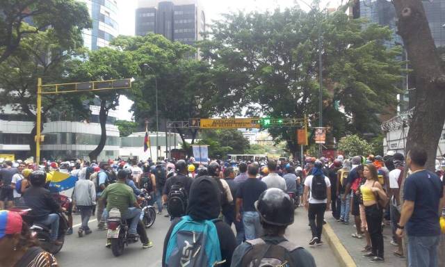 Manifestantes bajan por Chacaíto rumbo al CNE / Foto Régulo Gómez -LaPatilla.com