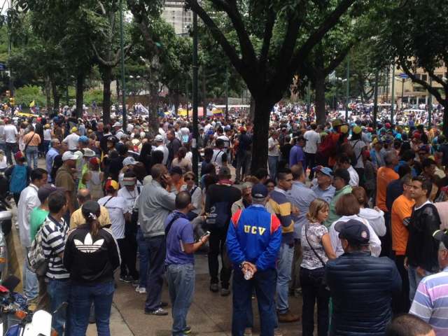 Manifestantes en Plaza Altamira este #7Jun / Foto @pamelatoledo28