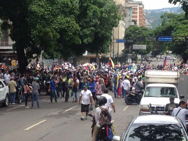 Manifestantes en Plaza Altamira este #7Jun Manifestantes en Plaza Altamira este #7Jun / Foto @pamelatoledo28