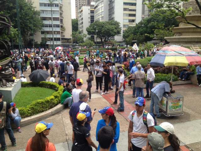 Manifestantes en Plaza Altamira este #7Jun Manifestantes en Plaza Altamira este #7Jun / Foto @pamelatoledo28
