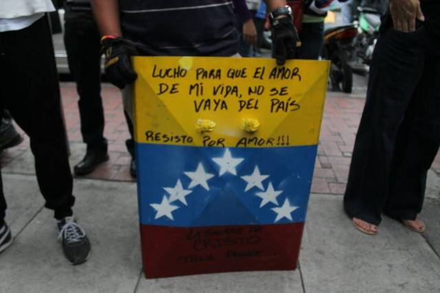 Opositores realizan homenaje a los caídos durante las manifestaciones. Foto: Régulo Gómez / LaPatilla.com 