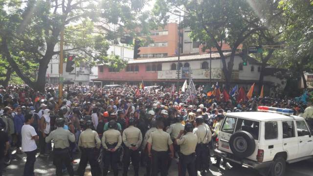 Estudiantes llegan a la sede de Conatel en Caracas. Foto: Eduardo Ríos / LaPatilla.com