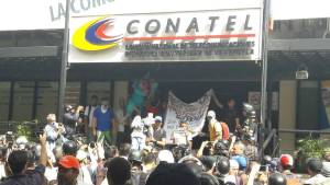 Estudiantes consignan documento en Conatel para pedir por el cese de la censura (Fotos)