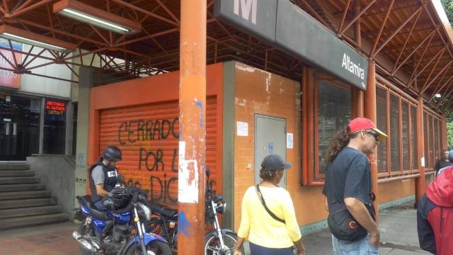 Estación del Metro Altamira cerrada / Foto Régulo Gómez -LaPatilla.com