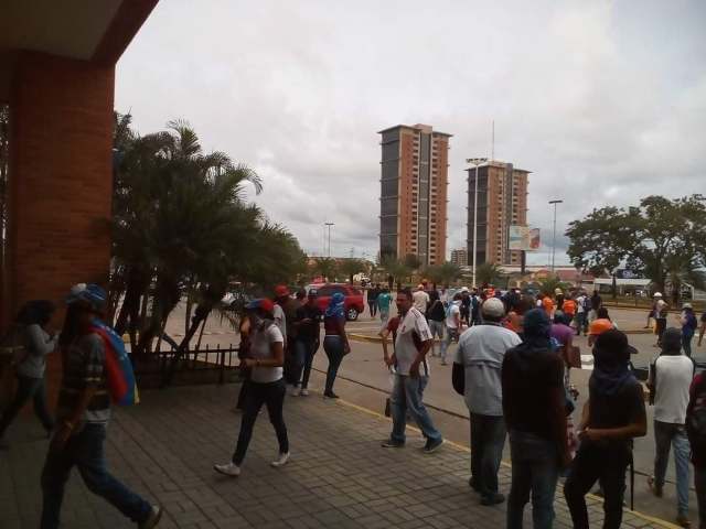 GNB arremete contra el Orinokia Mall en Puerto Ordaz, estado Bolívar / Foto ?@AxelGajardo