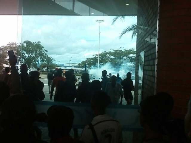 GNB arremete contra el Orinokia Mall en Puerto Ordaz, estado Bolívar / Foto ?@AxelGajardo
