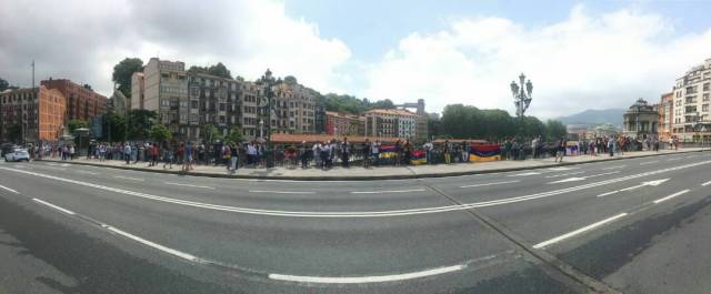 Con cruces y carteles venezolanos en España pidieron el cese de las muertes durante las manifestaciones. Foto: LaPatilla.com
