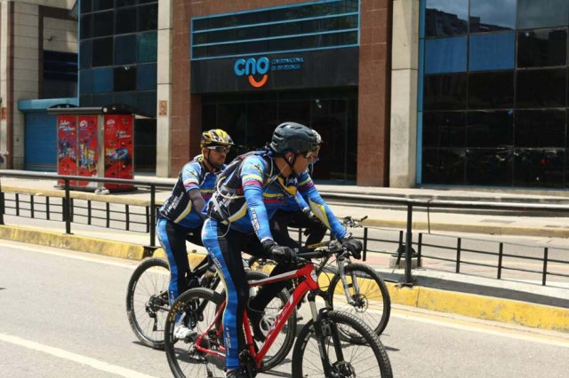 Ciclistas recorrieron Caracas para celebrando el triunfo de la Vinotinto Sub 20 y en honor a los caídos. Fotos: Will Jiménez / LaPatilla.com