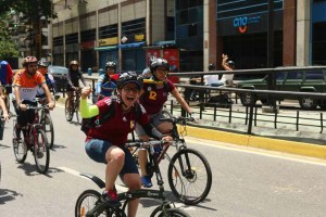 Ciclistas recorrieron Caracas celebrando el triunfo de Venezuela y en honor a los caídos (Fotos)