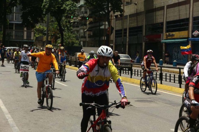 Ciclistas recorrieron Caracas para celebrando el triunfo de la Vinotinto Sub 20 y en honor a los caídos. Fotos: Will Jiménez / LaPatilla.com