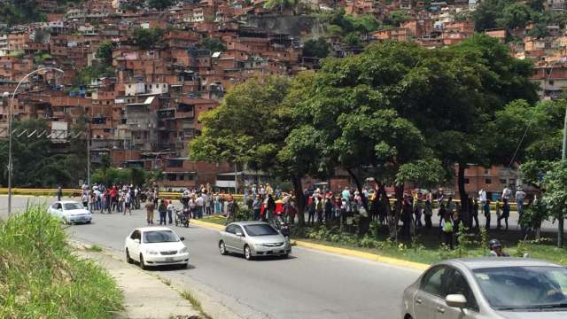 Manifestantes toman calles de Terrazas del Ávila (Foto: @juanflores18)