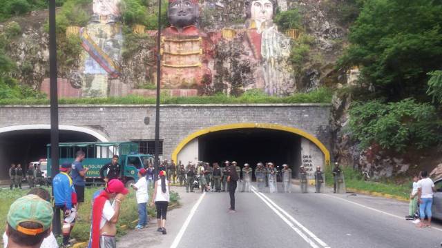 GNB impide entrada a Caracas a estudiantes que vienen marchando desde Barquisimeto. Foto: Cortesía