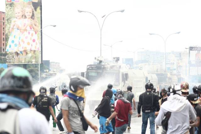GNB reprime a manifestantes en la Francisco Fajardo / Foto: Will Jiménez