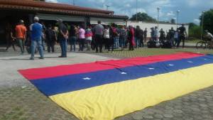 ¡Desgarrador! En medio de lágrimas y con una gran bandera de Venezuela despiden a Fabián Urbina (Fotos)