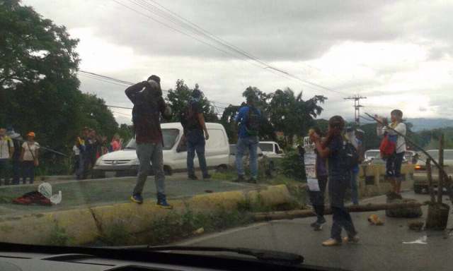 Manifestantes en la Carretera Nacional a la altura de Pollo Los Llanos / Foto Cortesía