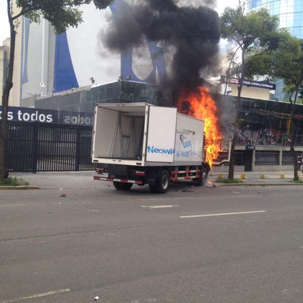 Camión quemado frente a la ONA en El Rosal / Foto @pamelatoledo28