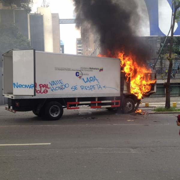 Camión quemado frente a la ONA en El Rosal / Foto @pamelatoledo28