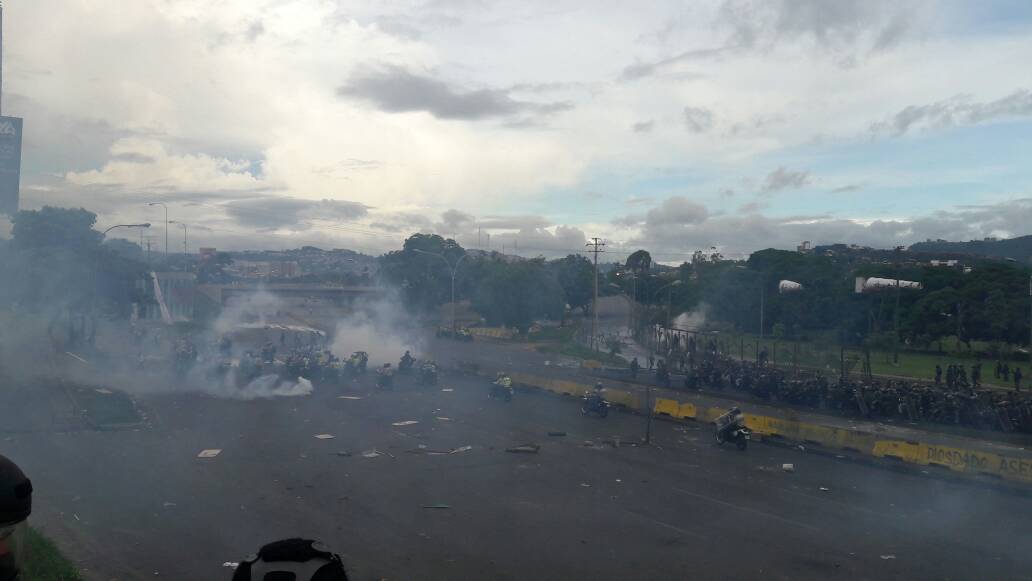 Reprimieron a manifestantes en la Fajardo: Varios afectados por lacrimógenas (Video + Fotos)