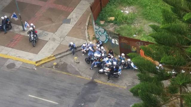 Un grupo de paramédicos Cruz Verde fueron vistos en el lugar. Foto: Carlos Arana / LaPatilla.com