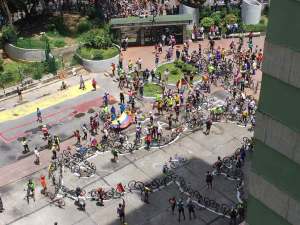 Ciclistas se solidarizaron con vecinos de residencias Los Verdes de El Paraíso (Video + Fotos)