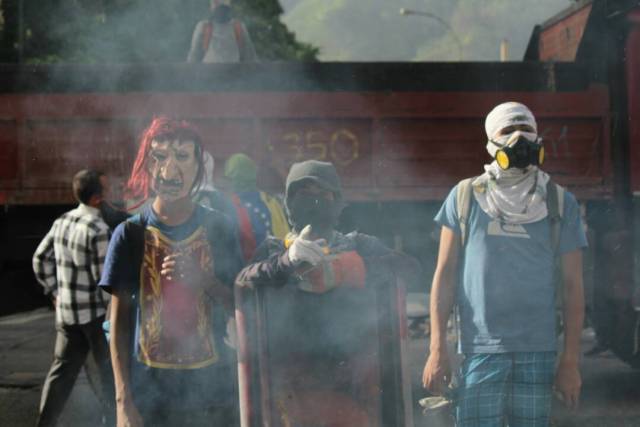 Manifestantes encapuchados en la avenida Luis Roche de Altamira durante el trancazo #26Jun. Foto: Régulo Gómez