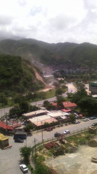 El derrumbe bloqueó el paso hacia la autopista Gran Mariscal de Ayacucho (Foto: Cortesía)