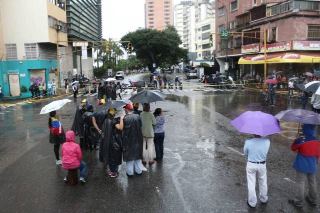 A pesar de la lluvia, manifestantes realizaron el trancazo en Los Dos Caminos (Foto: Will Jiménez)