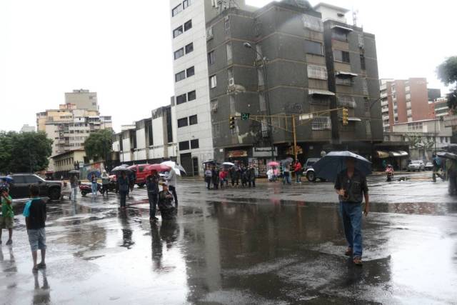 A pesar de la lluvia, manifestantes realizaron el trancazo en Los Dos Caminos (Foto: Will Jiménez)