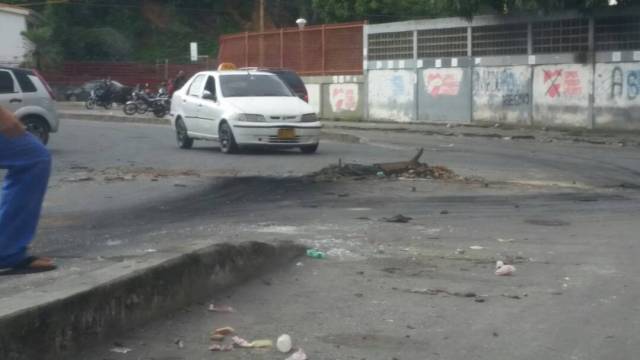 Así quedaron las calles en  Caricuao tras la fuerte represión (Foto: @HAiDYRODRIGUEZ)