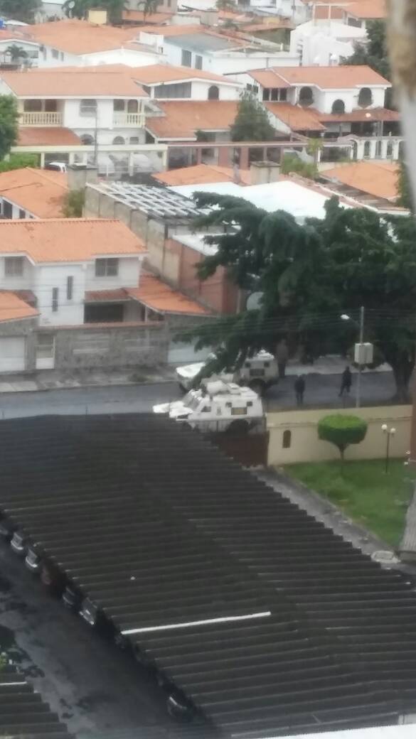 La "gloriosa" GNB lanzando lacrimógenas en zona residencial de Maracay. Foto: @CarlosAranaSan 