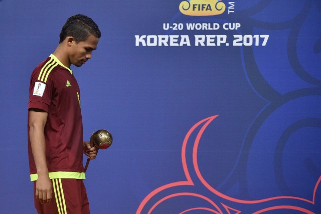 Venezuela's midfielder Yangel Herrera carries his trophy during the awards ceremony after defeat in the U-20 World Cup final football match between England and Venezuela in Suwon on June 11, 2017. / AFP PHOTO / KIM DOO-HO