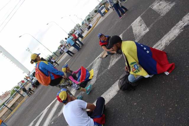 Zulianos plantados frente a Edificio Miranda de PDVSA (3)