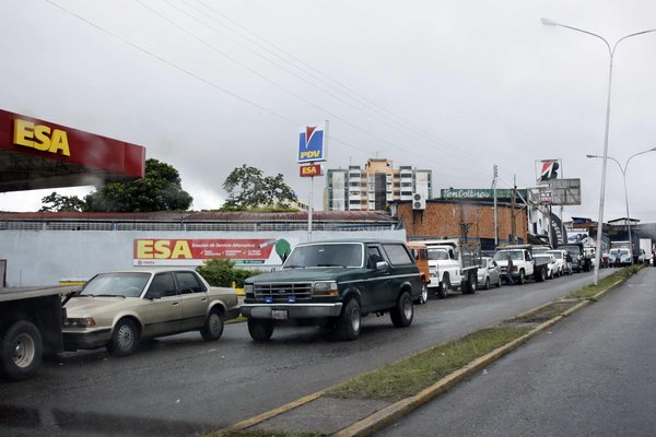 Habitantes de San Cristóbal tardan más de 6 horas para comprar gasolina