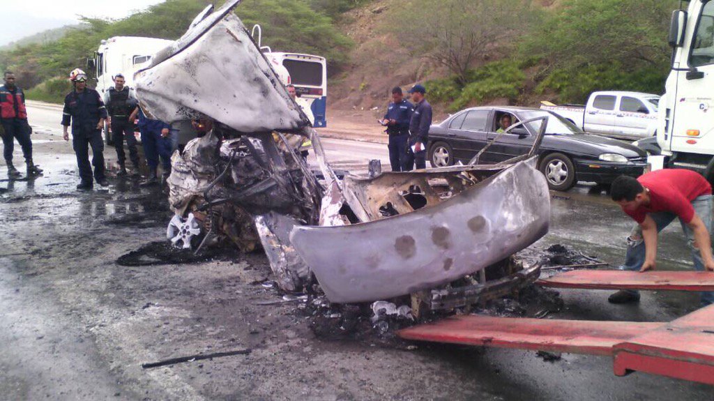Accidente vehicular deja cinco personas fallecidas en Boca de Uchire (Fotos)