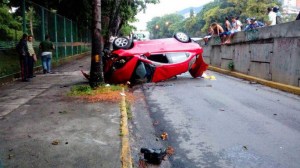 Accidente de tránsito deja una persona fallecida en la Francisco de Miranda (Fotos)