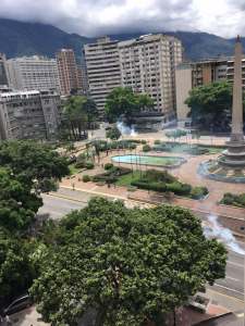La PNB y la GN dispara lacrimógenas en plaza Francia de Altamira para evitar concentración ciudadana