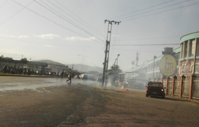 PoliAragua lanza bombas lacrimógenas en Cagua // Foto @EliLopezAlvarez 
