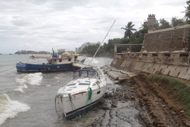 Fuertes lluvias, vientos y oleaja, azotaron la isla de Margarita (Foto Reuters)