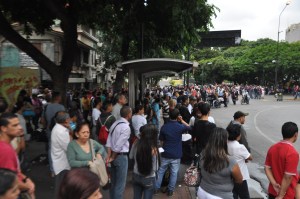 Caos en Caracas por guarimbas de la GNB, cierre del Metro y paro de transporte