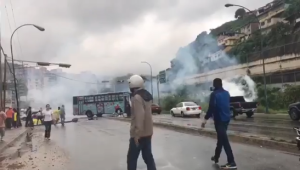 Con lacrimógenas reprimen el trancazo en Caricuao #28Jun (video)
