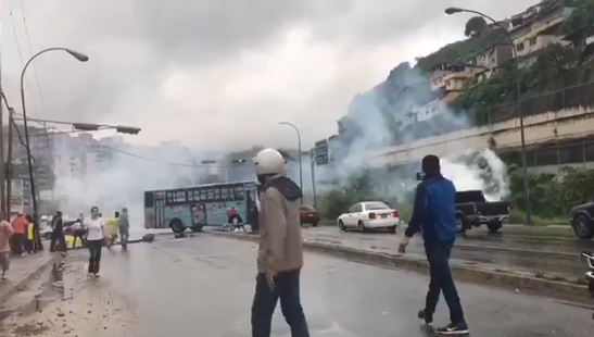 Foto: Represión en Caricuao durtante trancazo / José Manuel Olivares 