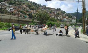 Caricuao se unió a la protesta y trancó este #23Jun